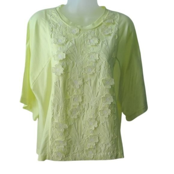 Very Pretty Textured Tee with Embroidered Flower Details | Size Large - Picture 1 of 6